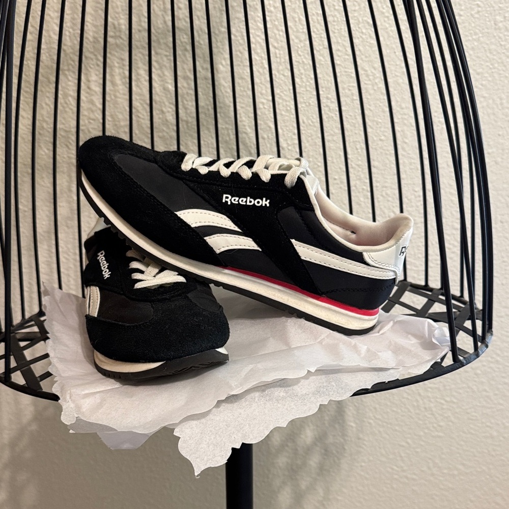 Reebok women’s Classic Black and White Trainers